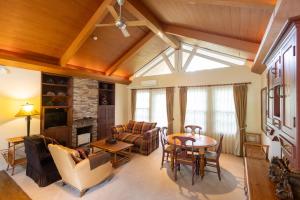 a living room with a table and a couch at フォレストヒルズガーデン in Mihara