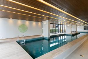 a swimming pool in a house at Apartamento ensolarado em condomínio clube in Curitiba