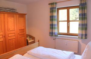 um quarto com uma cama e uma janela em Ferienwohnung Kühny Reute em Reute