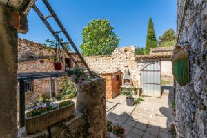 a view of a garden from the outside of a house at L'atelier de Raymond in Verfeuil