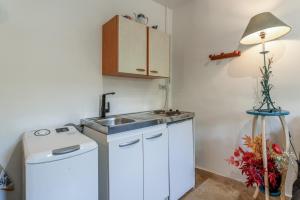 a kitchen with a sink and a washing machine at L'atelier de Raymond in Verfeuil