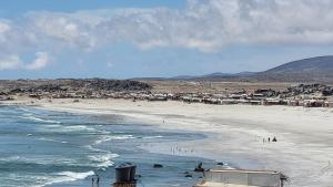 a beach with a group of people in the water at Casa de playa con espectacular vista in Islote Ramadas