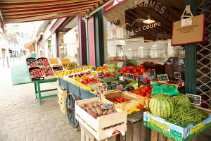 a produce market with fruits and vegetables on display at River Cottage - La Mare Chappey in Néhou