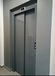 a glass elevator door with a sign on it at Hospedaje Smart Wasi Sucre in Sucre