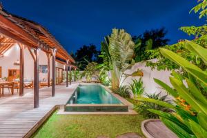 an image of a backyard with a swimming pool and a house at Palm Paradise in Nusa Lembongan
