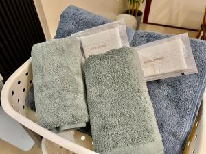 a laundry basket with three towels on top of it at GoodStay505 in Kurume +59 photos