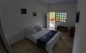 a bedroom with a bed in a room at Refugio en la naturaleza in La Vega