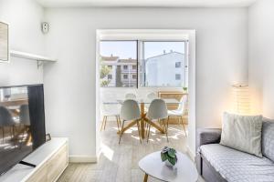 a living room with a couch and a table at Apto Nidos cerca de la playa in L'Escala