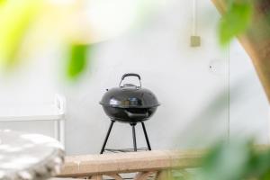 a black grill sitting on top of a table at Nafeti in Palma de Mallorca