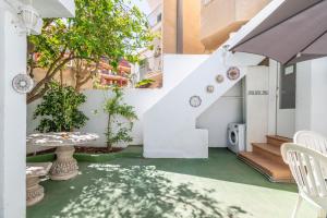a courtyard with a staircase and a table and chairs at Nafeti in Palma de Mallorca