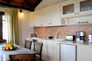 Kuchyň nebo kuchyňský kout v ubytování Esperos Suites & Villas