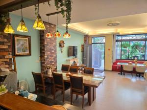 a kitchen and dining room with a table and chairs at Bestime B&B in Jiji