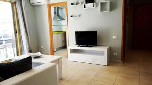 a living room with a couch and a tv at Apartamento Delfos in Salou