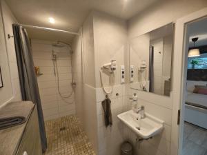 a bathroom with a sink and a shower at Apartment Maiglöckchen in Fritzlar