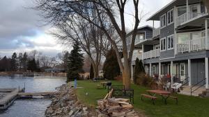 una casa al lado de un cuerpo de agua al lado de una casa en Snug Harbor Inn, en Sturgeon Bay