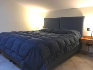 パレルモにあるパラッツォ ガロのベッド(上に青い毛布付)