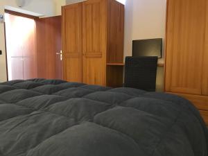 1 dormitorio con 1 cama y escritorio con TV en Palazzo Gallo, en Palermo