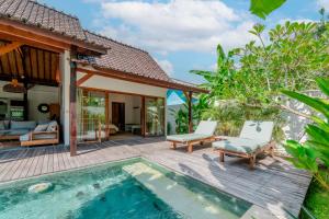 a villa with a swimming pool and a house at Palm Paradise in Nusa Lembongan