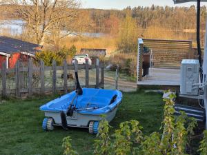 a small boat sitting in the grass in a yard at Lake Loft in Alingsås
