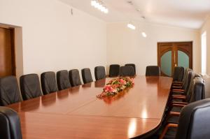 una sala de conferencias con una mesa larga y sillas en Hotel Complex Zelenyi Gai, en Kopachuvka