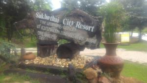 a sign for a city registry of a garden at Sukhothai City Resort in Sukhothai