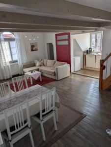 a living room with a couch and a table at Pension Quartier 11 in Waren