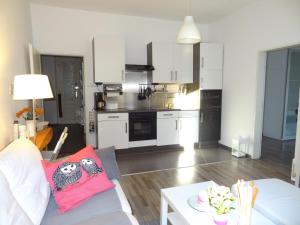 A kitchen or kitchenette at GOOD(wo)MAN'S HOME I