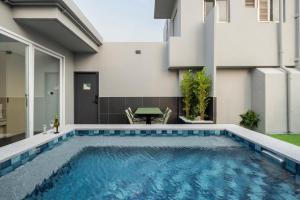 a swimming pool in the backyard of a house at Daejeon Anook Hotel Yuseong Oncheon Station in Daejeon