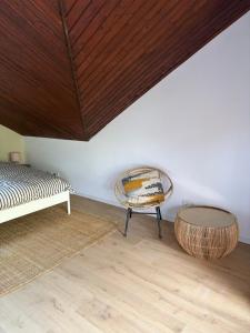 a room with a bed and a wooden ceiling at De groene salon in Broek in Waterland