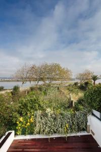 vistas al jardín desde el balcón de una casa en Riverwindows, en Fão