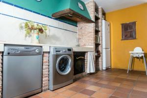 a kitchen with a washer and dryer in a kitchen at Spa La Cueva del Agua in Hita