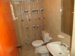 un bagno con wc, lavandino e doccia di Alquimia a Capilla del Monte Altre 21 foto