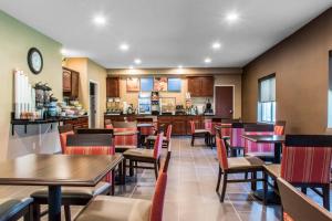 a restaurant with tables and chairs and a bar at Comfort Inn Lancaster County in Columbia