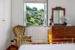 a bedroom with a bed and a mirror and a chair at Ca' Da Giuvanna in Sestri Levante