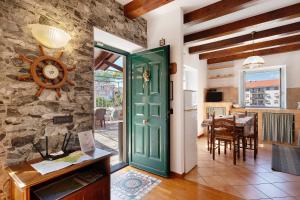 a room with a green door and a dining room at Ca' Da Giuvanna in Sestri Levante