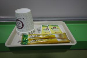 a tray with toothbrushes and a roll of toilet paper at 에스모텔 in Ch'ŏngnyong-dong
