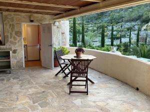 a patio with a table and chairs and a kitchen at Finca las Estrellas in Relleu