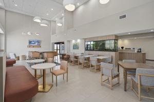a restaurant with tables and chairs and a bar at Hampton Inn & Suites Pharr in Pharr