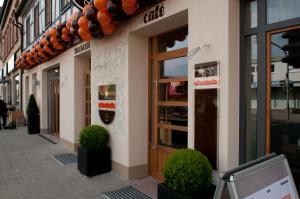 una tienda con una puerta al lado de una calle en Cafe Elisabeth en Mutterstadt
