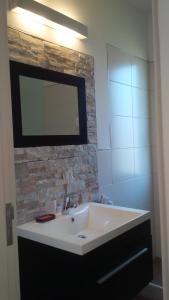 Piedra Amarilla في بونتا دل إستي: حمام مع حوض أبيض ومرآة +17 صورة