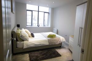 Säng eller sängar i ett rum på StayZo Spacious Self-Catering Accommodation-3