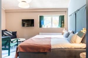 a bedroom with a large bed and a couch at Grundéns Hotell in Grundsund