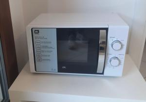 a white microwave sitting on top of a counter at Appartamento Gardenia in Saronno
