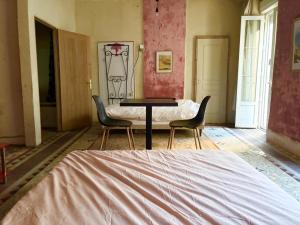 a room with a table and two chairs at Chambres Zohra Centre ville in Decize
