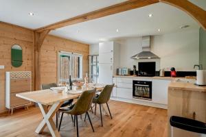 a kitchen and dining room with a table and chairs at Ferme du Bien Hêtre Gîte Sérénité in Saint-Arnoult