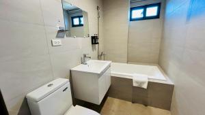 a bathroom with a toilet and a tub and a sink at 日沐澄旅 l 家人聚會 l 烤肉 l 戲水池 l 電動麻將 l KTV l 影音TV in Ch'ih-k'an +7 photos
