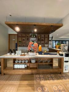 eine Küche mit einer großen Arbeitsfläche, die mit Blumen bedeckt ist in der Unterkunft Arrayan Malioboro managed by Arte Hotel in Yogyakarta