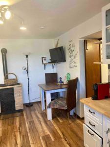 a kitchen with a desk and a television in a room at Andrea's Nido in Castel del Piano