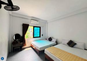 a bedroom with two beds and a window at Ba Be Lake View Homestay in An Ma