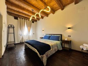 a bedroom with a bed and a wooden ceiling at La Casa sull'Arco in Pacentro